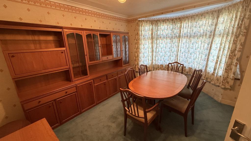 Lot: 74 - SEMI-DETACHED HOUSE WITH GARAGE IN NEED OF SOME REFURBISHMENT - Interior image of front reception room from hallway